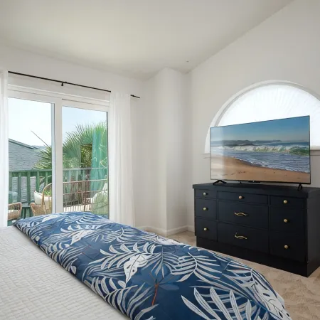 Location! Location! Location! BEACH, Shopping, Park, All 3 min walk! Super Clean