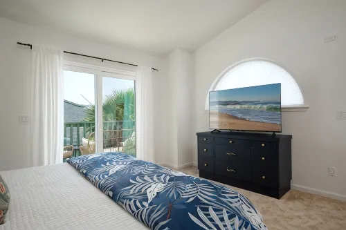 Location! Location! Location! BEACH, Shopping, Park, All 3 min walk! Super Clean - Jacuzzi