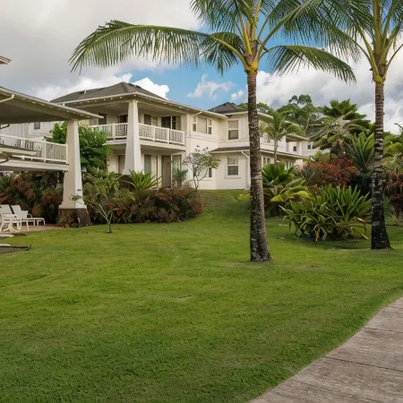 Light and Airy Air Conditioned North Shore Pool Side Condo!