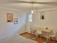 Quiet, spacious house just outside Paris. Metro 7 Hotels in Pantin