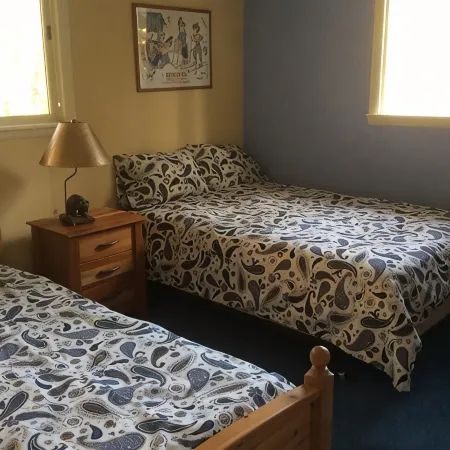Cozy Tree Like House. Walk to Market & Rest. Low Rates. 1 Mile to MT Snow.