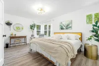 Jaw-dropping artistic mid-century modern home! Close to medical centers - 부티크