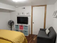 Lovely basement apartment with covered outdoor patio. - 3 stjerner