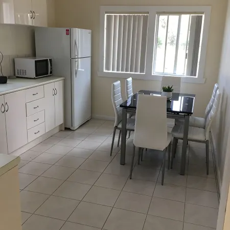 Entire House 3 bedrooms, 5 minute walk to town centre and 1 minute to beach Ξενοδοχεία στην πόλη Strahan