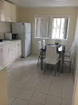 Entire House 3 bedrooms, 5 minute walk to town centre and 1 minute to beach
