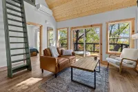 TreeHouse, Hot Tub, Wooded Views, Near Lake - Alppimaja