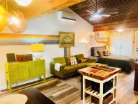 THE GREENROOM, FUNKY music themed tiny home, walking distance to downtown! - 4-Star