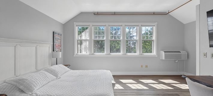 Waterfront Condo, Private Beach, Outdoor Pool & Hot Tub & Walkable to Downtown Hotels in Sheboygan County