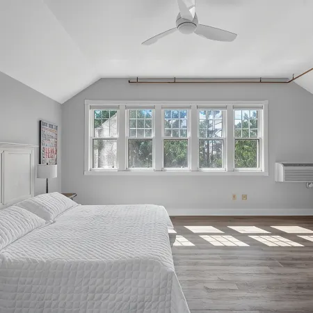 Waterfront Condo, Private Beach, Outdoor Pool & Hot Tub & Walkable to Downtown