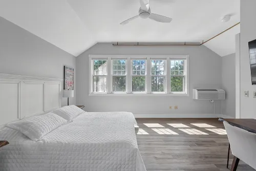 Waterfront Condo, Private Beach, Outdoor Pool & Hot Tub & Walkable to Downtown - Homestays