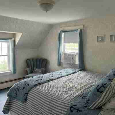 Enjoy spectacular views of Lobster Cove. Large yard, EV charger & dog friendly. Rooms