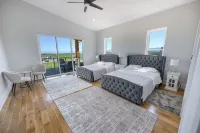LAKE EFFECT LODGE, Full Ideal Beach Access: Pool~Hot Tub~Mini Golf~Sports~Games - Chalets