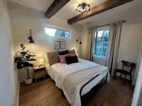 Gorgeous cabin, secluded fishing pond, swimming, paddling. Central for Daytrips! - 4-Star