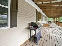 Forest Retreat - Sleeps 30 - 2 Minutes from Boat Launch Hotele w: Barry County
