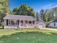 Nautical Themed - Downtown Boyne City Getaway Close to the Lake - Wi-Fi