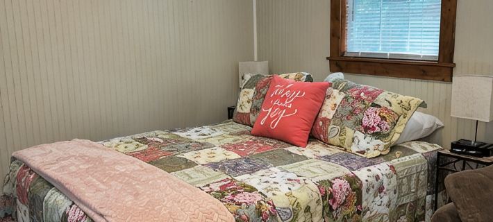Tiny Cabin in the Laurels, with queen bed & queen sofa bed in wooded setting. Hotels in McDowell County