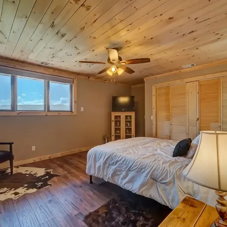 5 Min to Downtown-Hot Tub-Theater Room-Game Room w/Pool Table-Pets-Sleeps 12