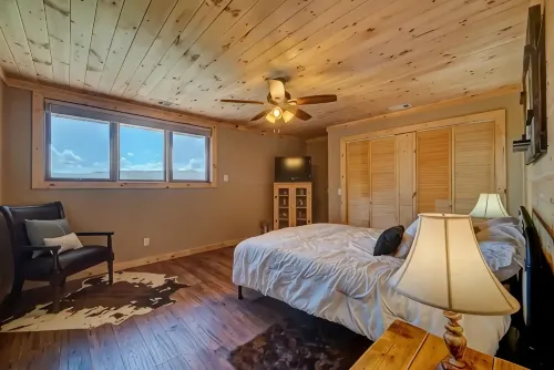 5 Min to Downtown-Hot Tub-Theater Room-Game Room w/Pool Table-Pets-Sleeps 12 - Hytter