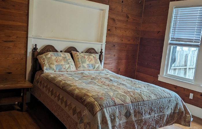 Charming, unique 3-bedroom house in Junction with AC, WiFi, Pet Friendly