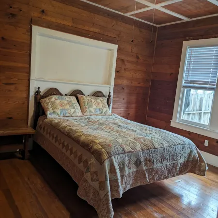 Charming, unique 3-bedroom house in Junction with AC, WiFi, Pet Friendly