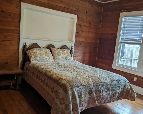 Charming, unique 3-bedroom house in Junction with AC, WiFi, Pet Friendly Hotels in Junction