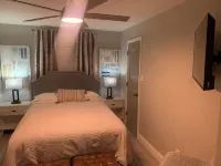 The Chic Getaway: 2BD/1BA Q Beds w/ Smart TVs - บังกะโล