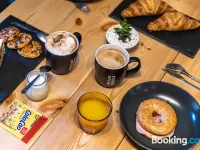 Factory Hostels Barcelona โรงแรมใกล้ปาร์ค กูเอล