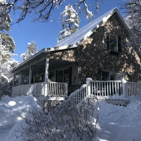 Romantic Cottage on Private Acreage 5 min. to Downtown- Incredible Views