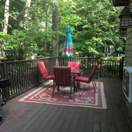 Private, Spacious Lakefront Home: Mooring & Floating Dock & Walk to Quaint Town