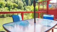 Paradise: Riverfront 3 Bed 2 Bath + Hot Tub, Dock & Boats. 3/4 Mile to Town - บังกะโล
