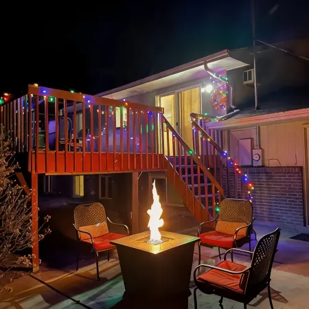 Cheerful 4 Bedroom Home - Back Yard/Game Room!