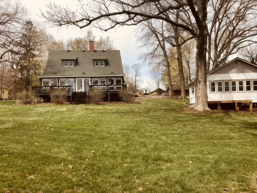 Lakefront Cottage 2 min to downtown - 3-Star