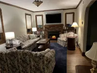 Explore the Finger Lakes Region from this cozy 3-bedroom home near Geneva, NY. - 4성급