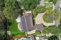 5-Min Walk to Rose Bowl - Luxe Estate! - 부티크