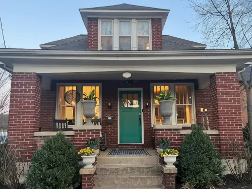 Historic Downtown 1910 Brick 2-Story Home. Dog Friendly. Walk to Everything - Wifi