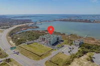 Sound front condo, pool, water access, & sunsets - 부티크