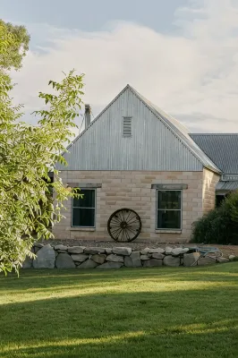 The Creek Country Retreat Wood Fired Hot Tub, and New Large Swimming Pool - บังกะโล