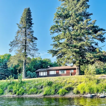 EAGLE LODGE - Large log cabin on the E. Fork of Chippewa River