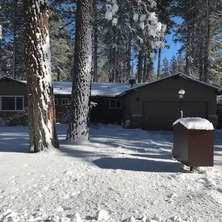 PineCone Lodge - 3 bed/2 bath - South Lake Tahoe (sleeps 6)