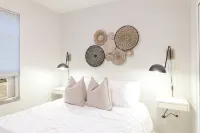 COOL CREEK COTTAGE: PSU Spring Creek Waterfront Oasis with Hot Tub - 4성급