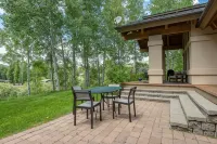 Ski bus stops at front door, court sports and indoor game room, bike path - WiFi