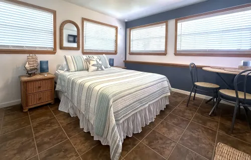 1 Minute Walk to Ocean-Charming Downtown Beachside Home with Mother-In-Law Suite - บังกะโล