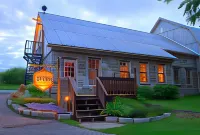 Manoir d'Youville Hotels near Arena Leo Crepin
