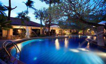 Tuana Hotels Brook Pool Access