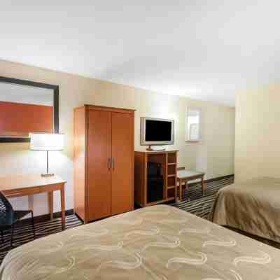 Quality Inn & Suites I-35 Near Frost Bank Center Rooms