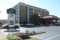 La Quinta Inn & Suites by Wyndham Memphis Airport Graceland