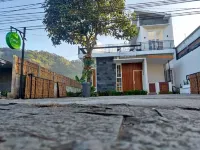 Cahaya Satu Guest House Hotell i Songgokerto