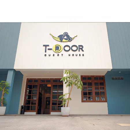 T-Door Guest House Hoteles en Sukun
