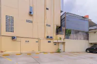 RedDoorz @ Jalan Kolonel Haji Burlian Palembang 2 Hotels in Sukarami