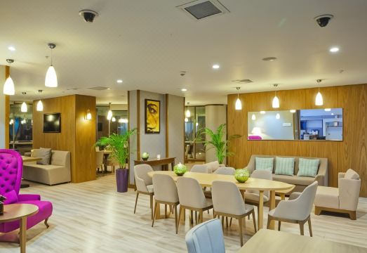 Parkside Hotel & Apartments